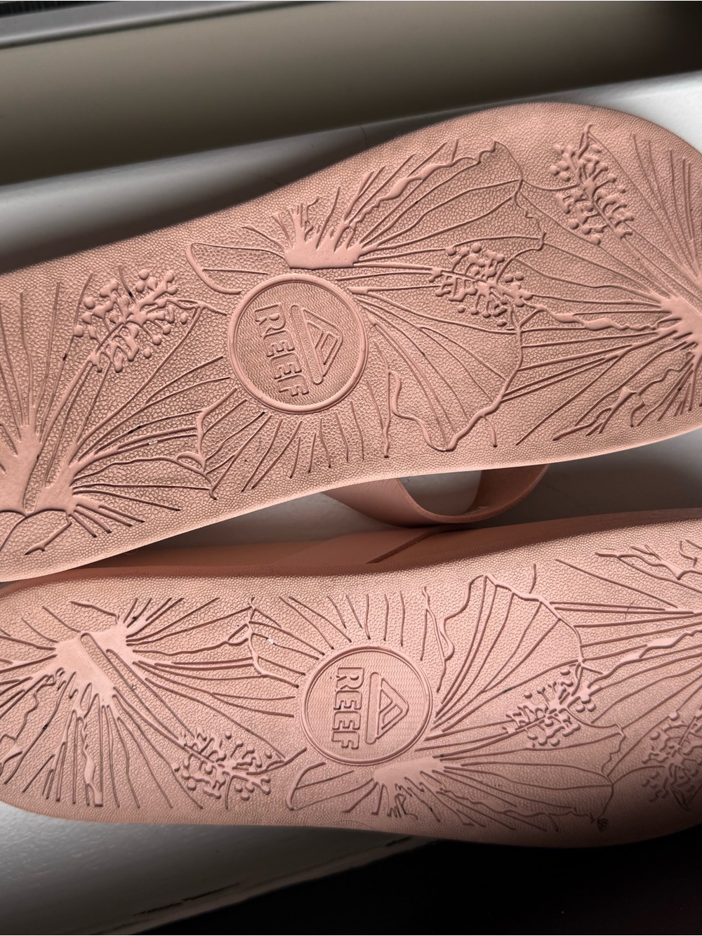 Reef Cushion Porto Cruz - Pink Floral-Embossed Flip Flops - Picture 4 of 4